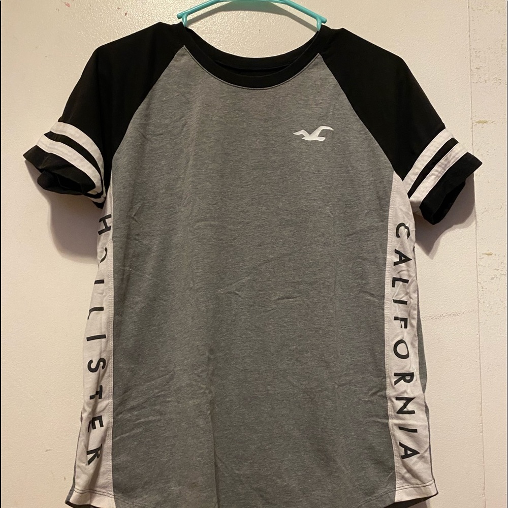 Gray/black Holister tee